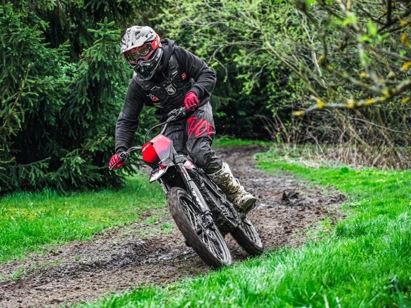 Motocykl Elektryczny MRF e-DIRT 6.0 - akcja w lesie