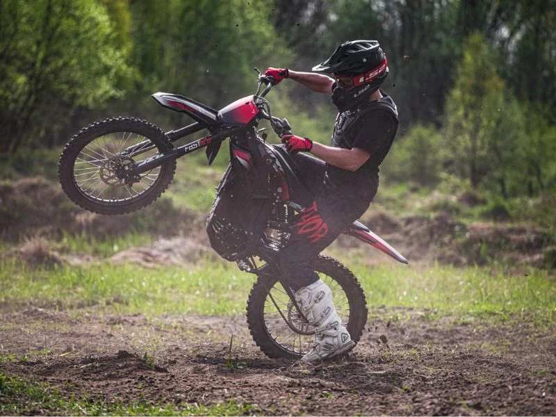 Motocykl Elektryczny MRF e-DIRT 6.0 - akcja w lesie