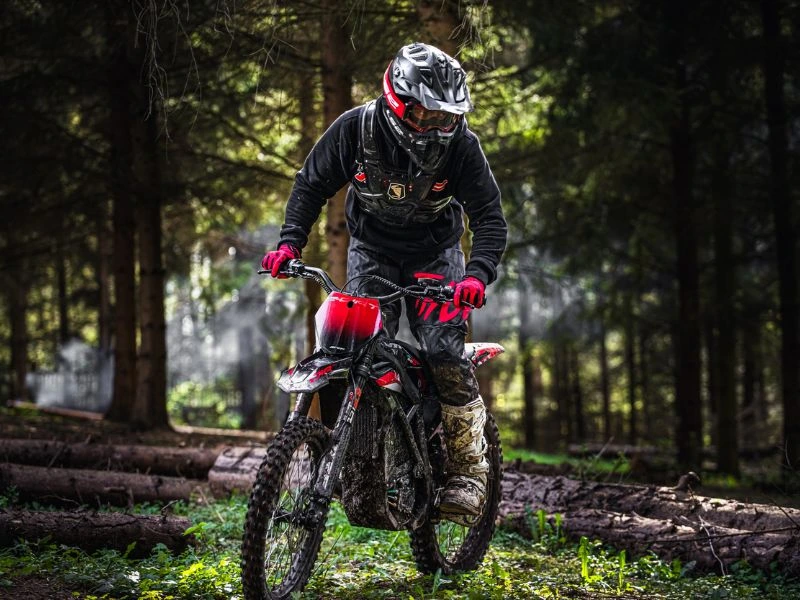 Motocykl Elektryczny MRF e-DIRT 6.0 - akcja w lesie