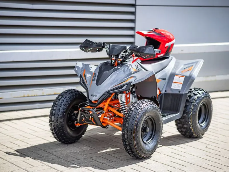 Quad KAYO A125 - zdjęcie z kaskiem