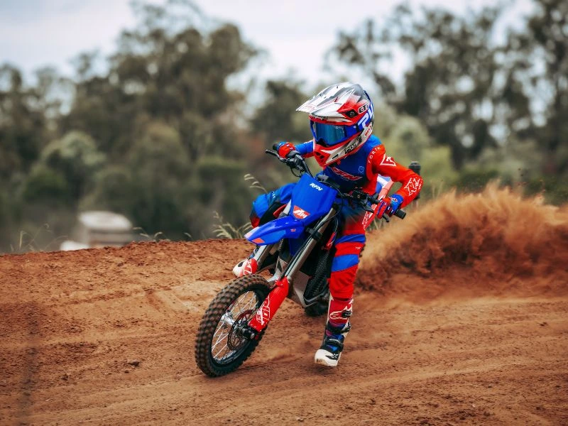 Elektryczny pitbike RFN SX-E8 - jazda na bandzie na torze